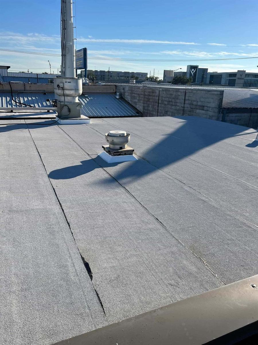 Commercial flat roof, granulated membrane sealed against the weather
